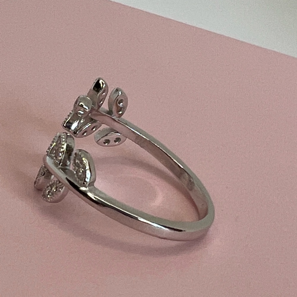 Don’t miss this deal!  $18 Firm! Cz Leaf Sterling Silver Ring - Picture 12 of 12